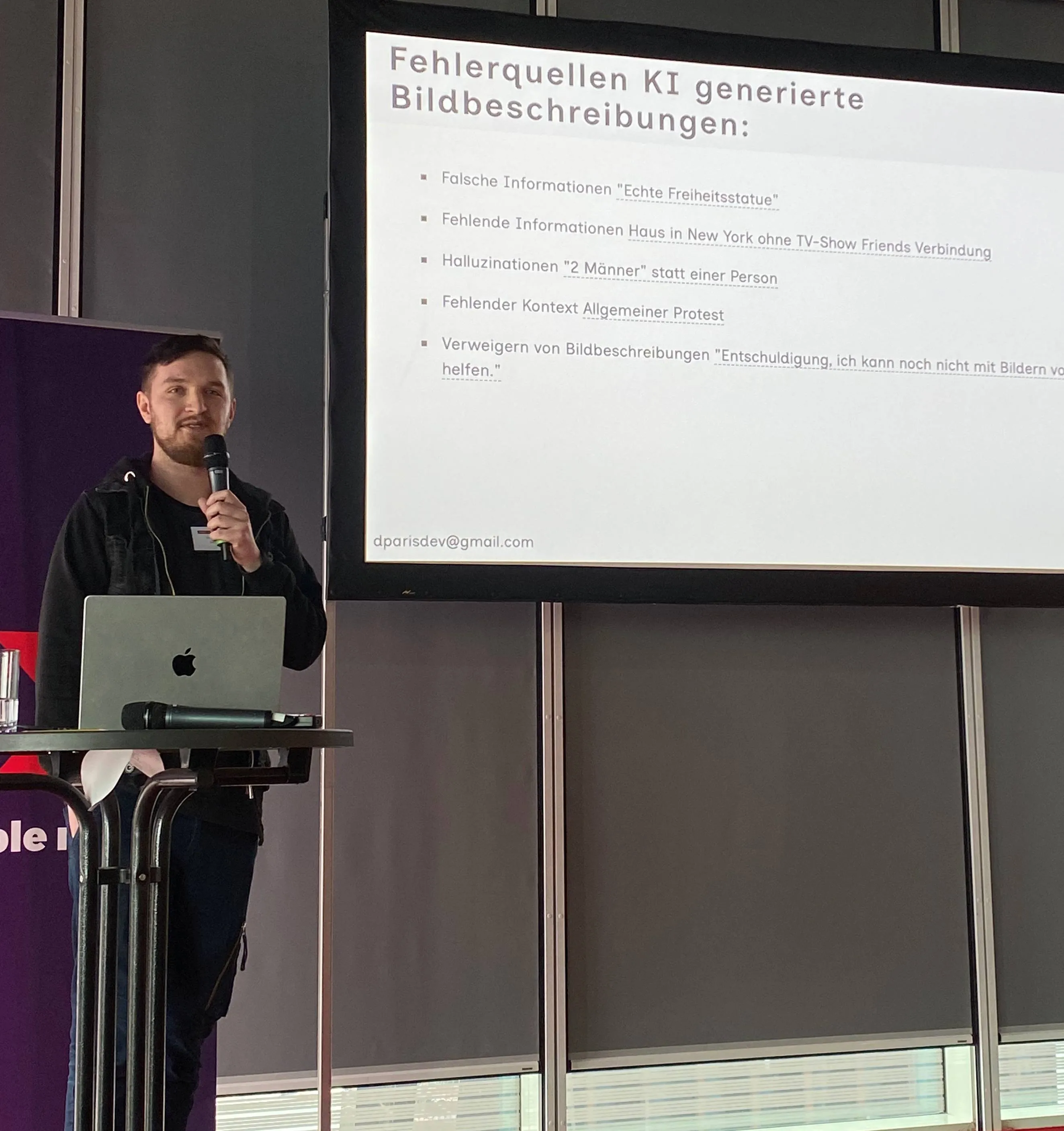Denis Paris hält beim A-Tag eine Präsentation über KI-generierte Bildbeschreibungen.