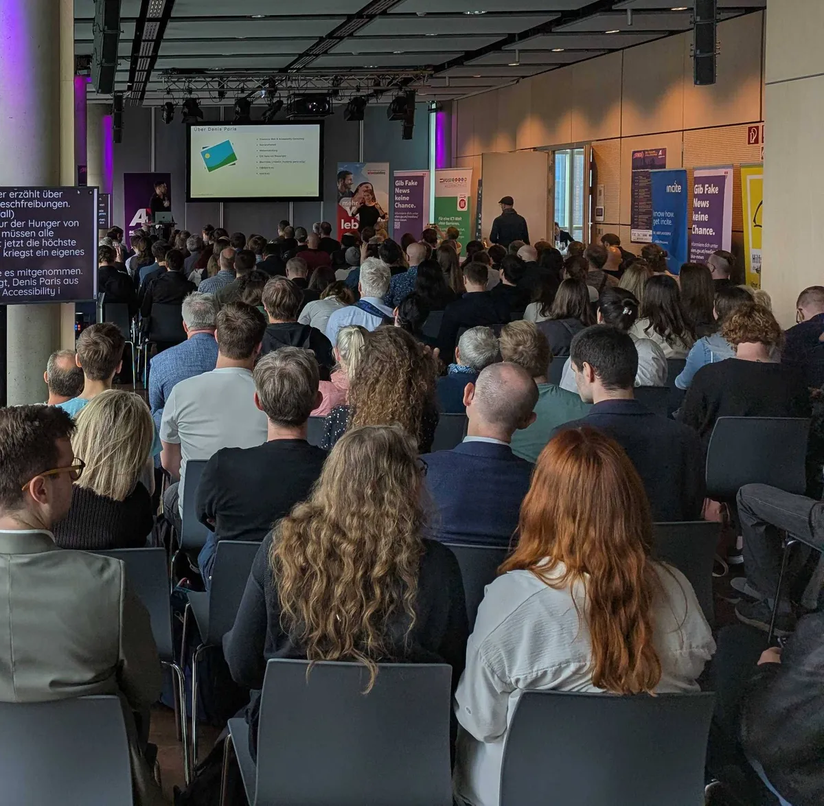 Denis Paris spricht auf der Bühne des A-TAG ueber KI und Alt-Texte