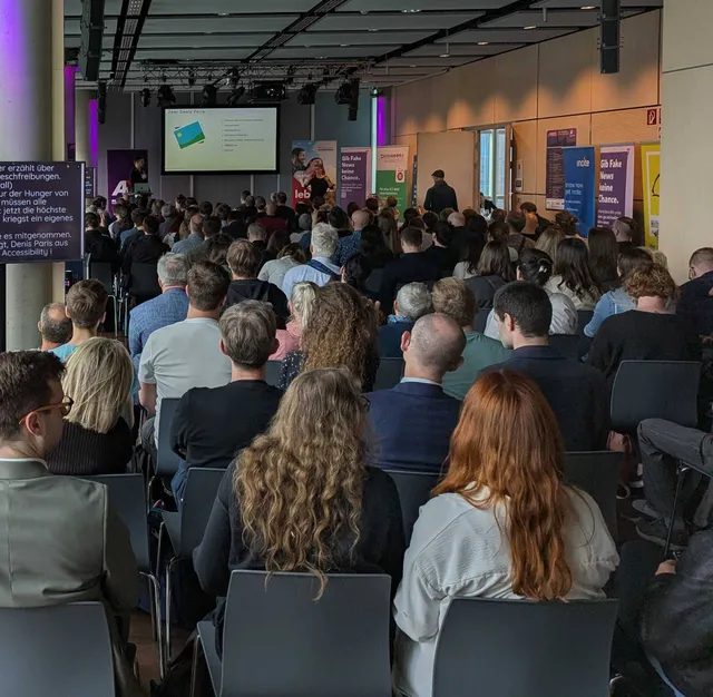 Denis Paris spricht auf der Bühne des A-TAG ueber KI und Alt-Texte