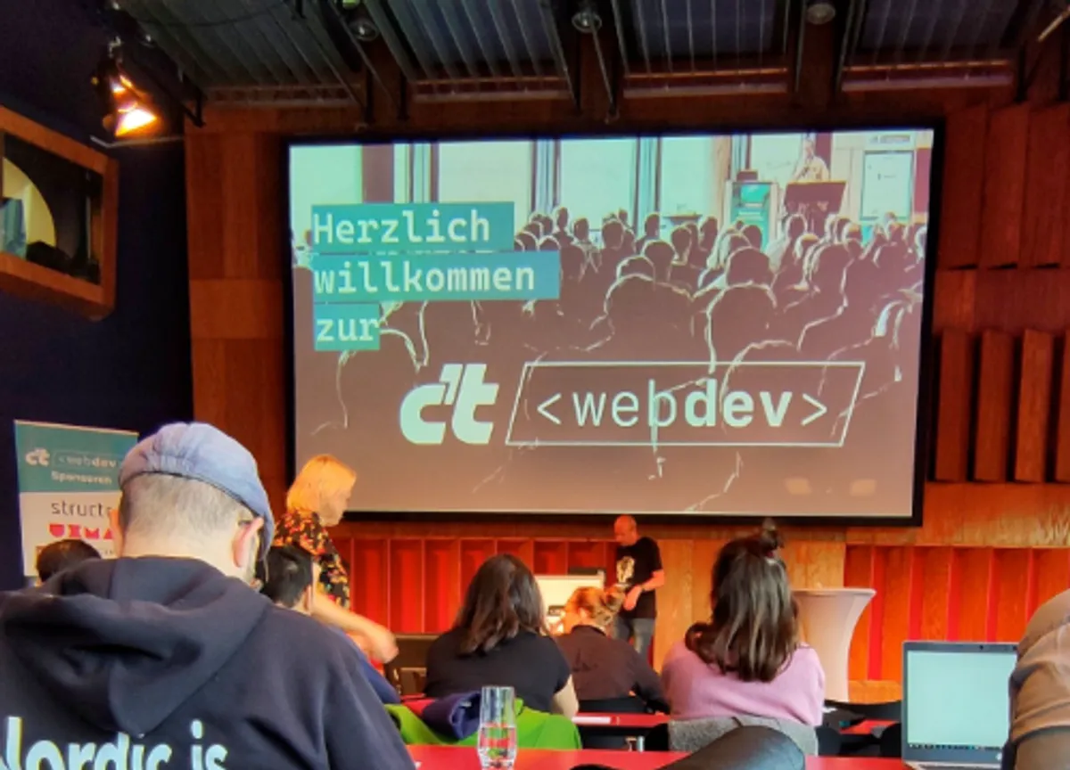 Denis Paris spricht auf der Bühne der CT Web Dev Konferenz über Barrierefreiheitstests