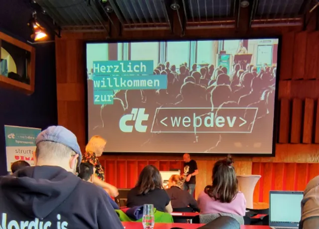 Denis Paris spricht auf der Bühne der CT Web Dev Konferenz über Barrierefreiheitstests