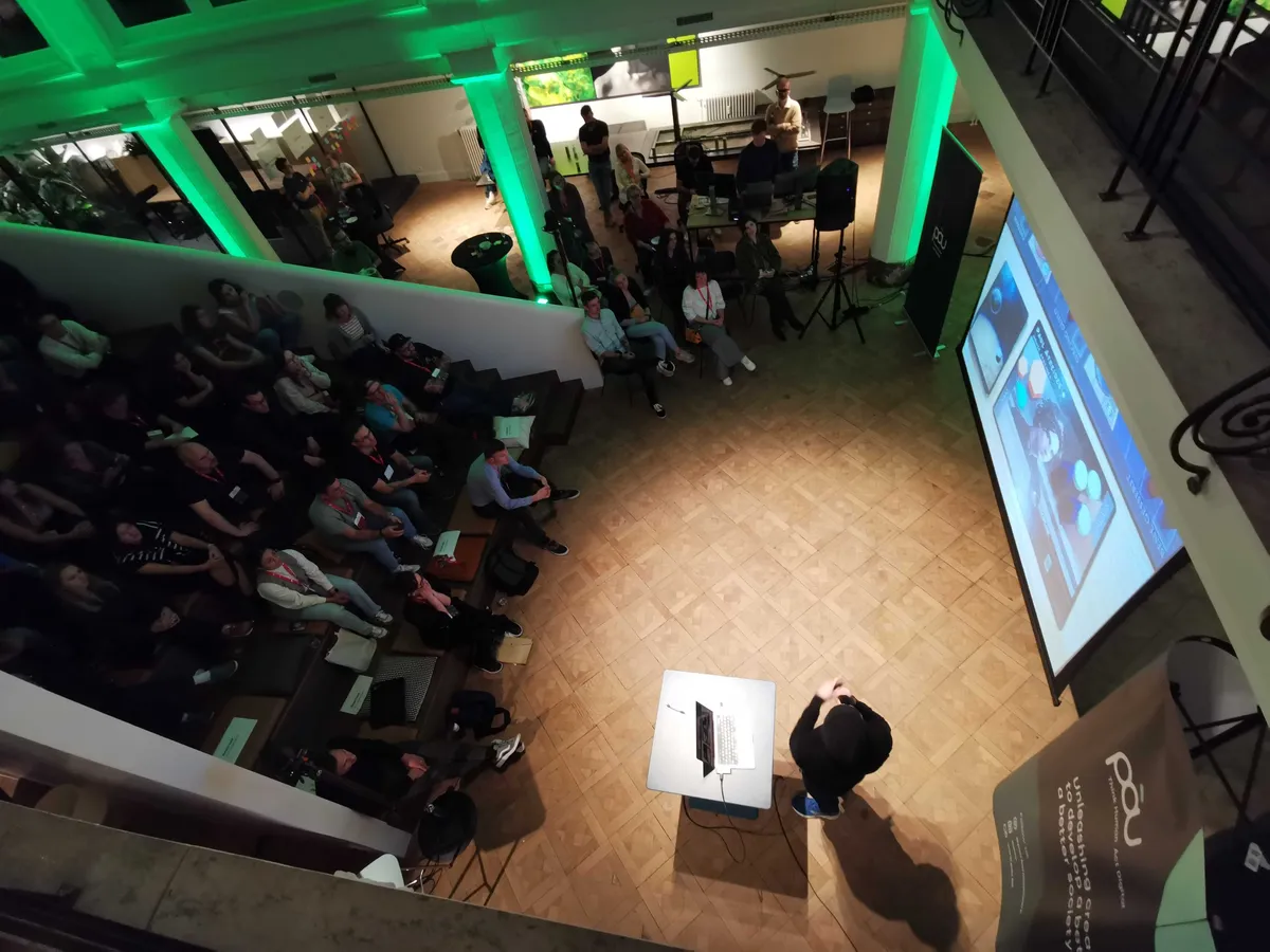 Denis Paris spricht auf der Bühne im Rampenlicht auf der Smashing Conf Jam in Antwerpen