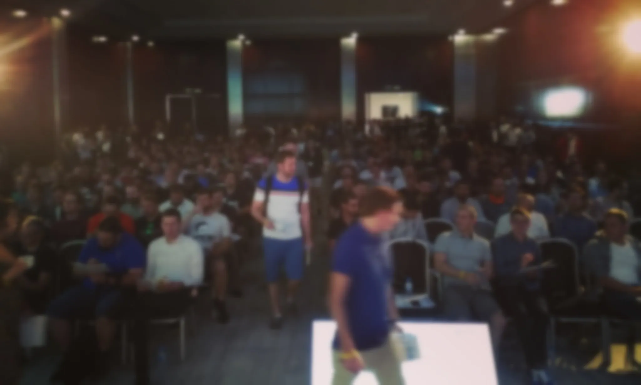 300 Zuschauern sind im Saal in Andalusien versammelt. Verschwommen aus Datenschutzgründen.