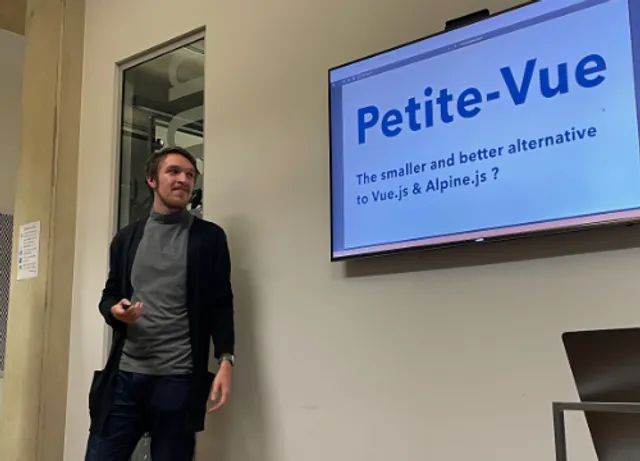 Denis Paris spricht auf der Bühne des CologneJS Meetups über Petite-Vue und Progressive Enhancement