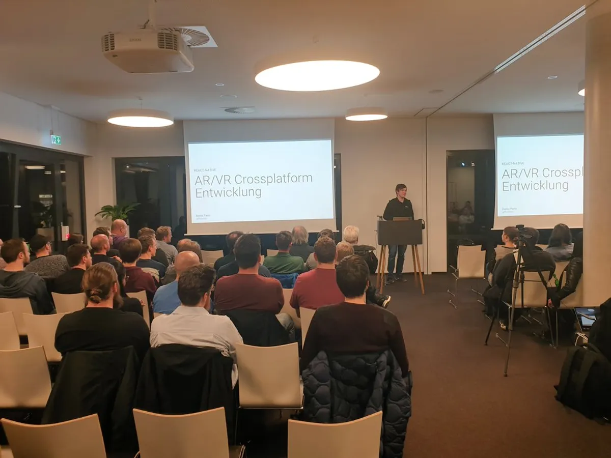 Denis Paris präsentiert ViroReact und AR-Entwicklung auf der PottJS 2019 vor über 100 Zuschauern